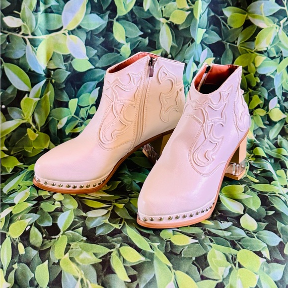 Stylish Cream Ankle Boots - Picture 3 of 4